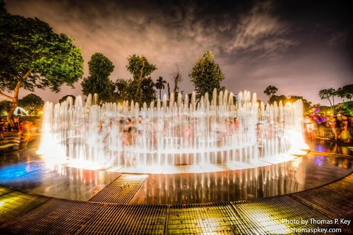 air mancur di taman pada malam hari
