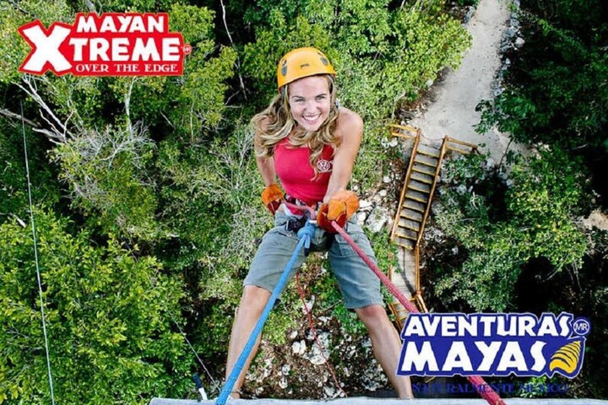 dekle v čeladi na ziplineu