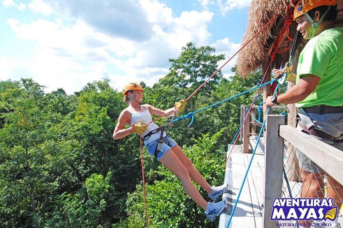 ženska na ziplineu v džungli
