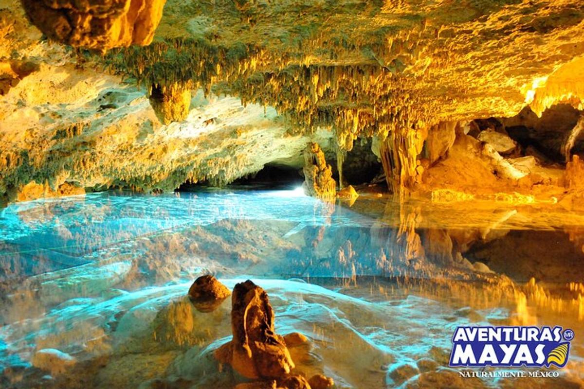 Una cueva con un estanque de agua en ella