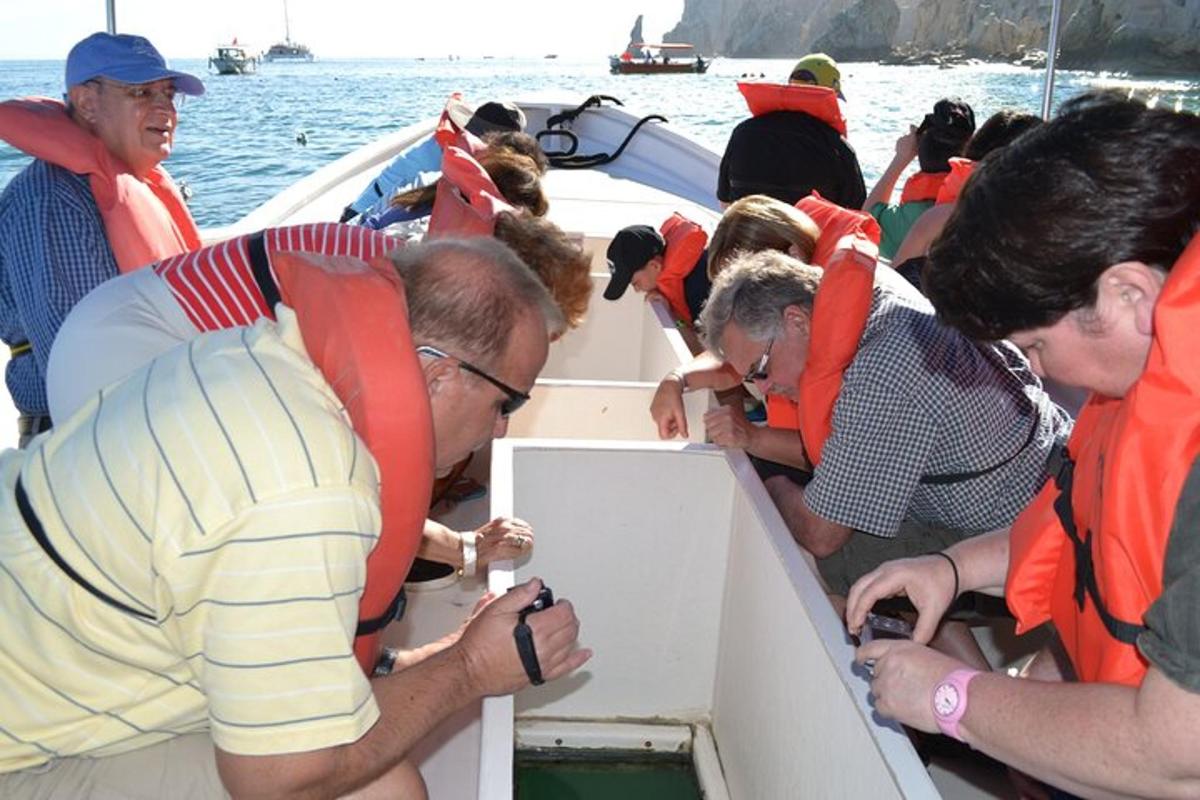 μια ομάδα ανθρώπων σε μια βάρκα στο νερό