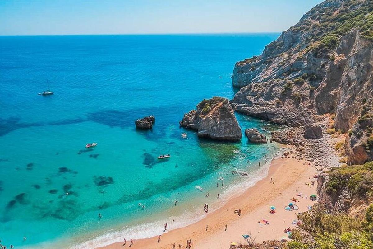 plaža s kupom ljudi v vodi