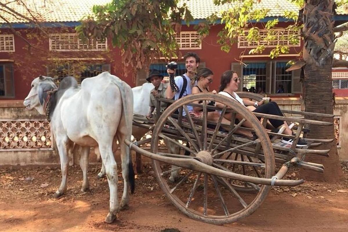una mucca che tira un carro con un gruppo di persone
