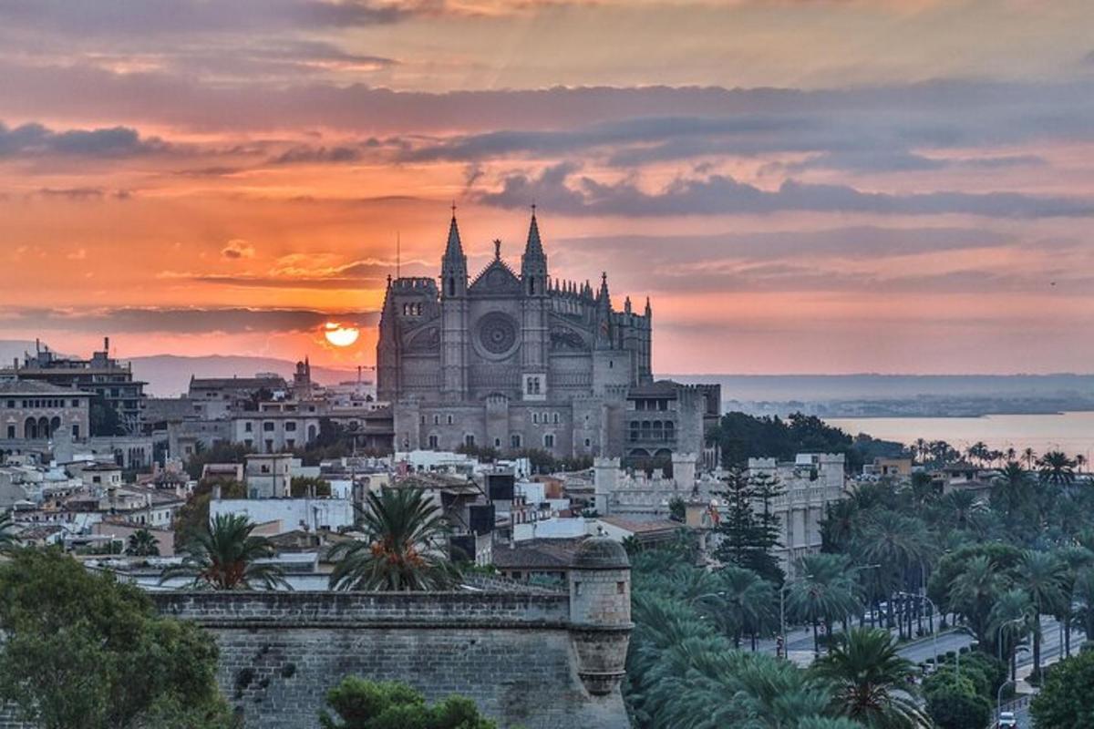 uma vista de uma cidade ao pôr do sol com uma igreja