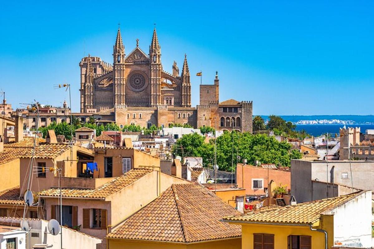 uma vista de uma cidade com uma catedral ao fundo