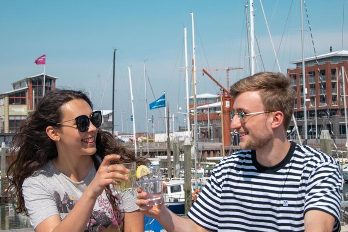 egy férfi és egy nő borospoharakat tartanak