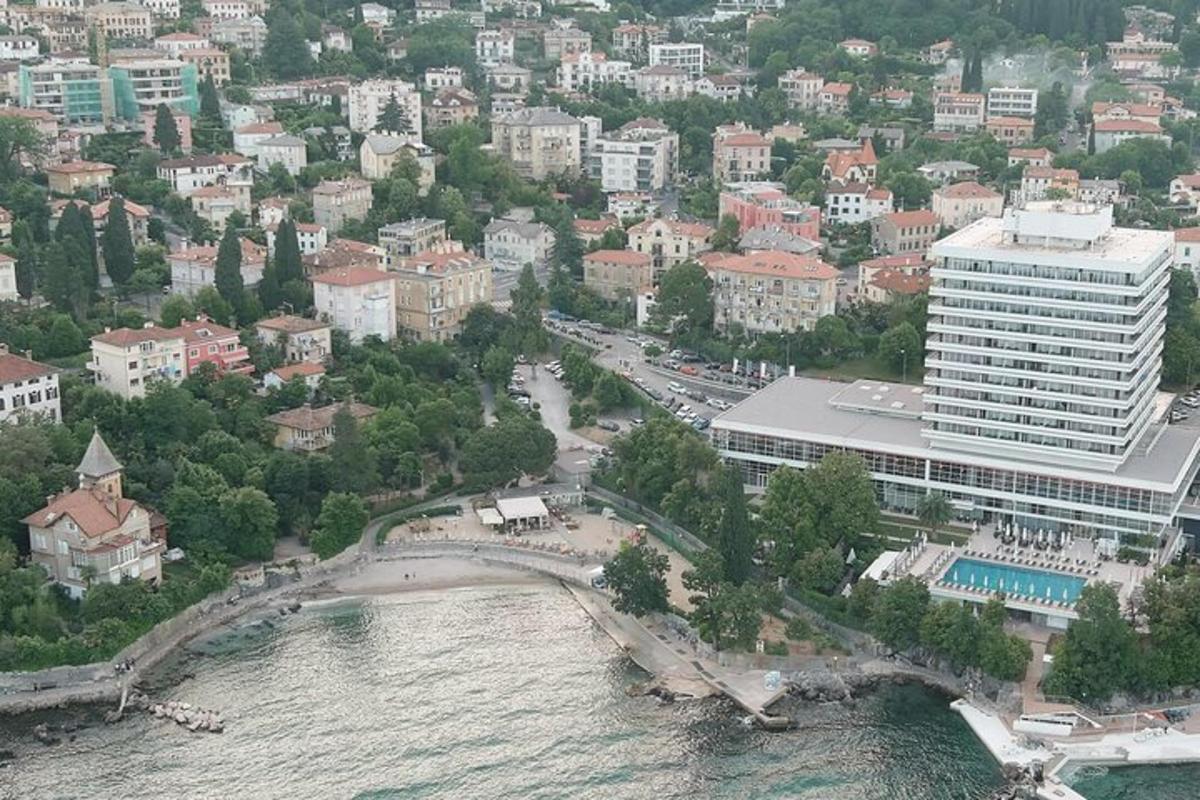 Μια εναέρια άποψη μιας πόλης με ένα ποτάμι και κτίρια