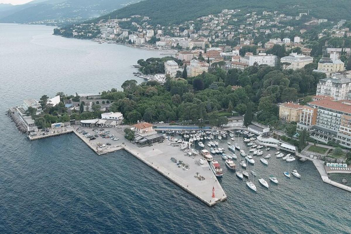 Μια εναέρια άποψη ενός λιμανιού με βάρκες στο νερό