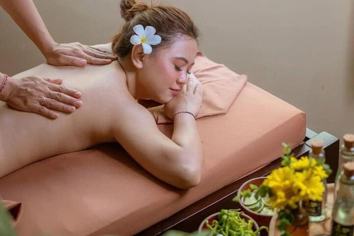 una donna che riceve un massaggio a letto