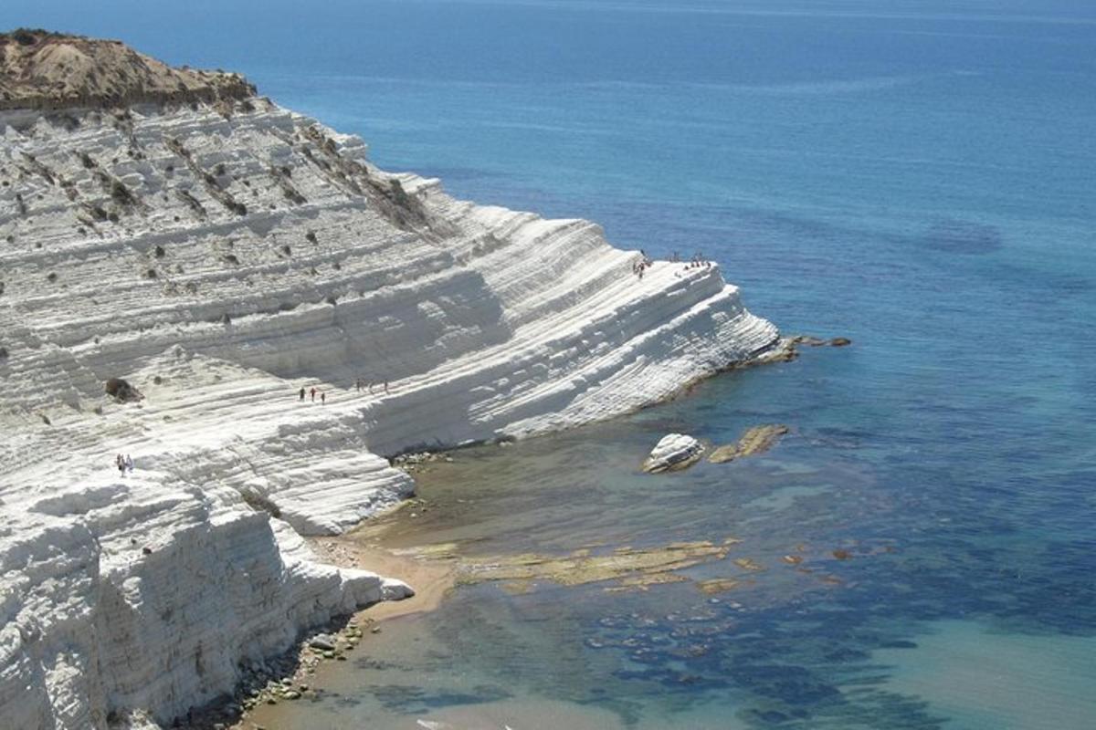 en flygvy över en klippig klippa nära havet