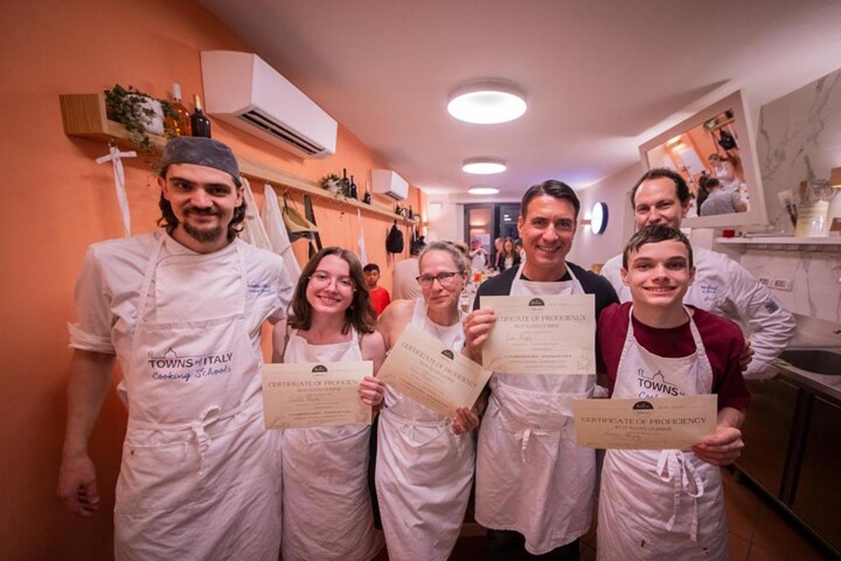 skupina lidí v kuchyni držících certifikáty