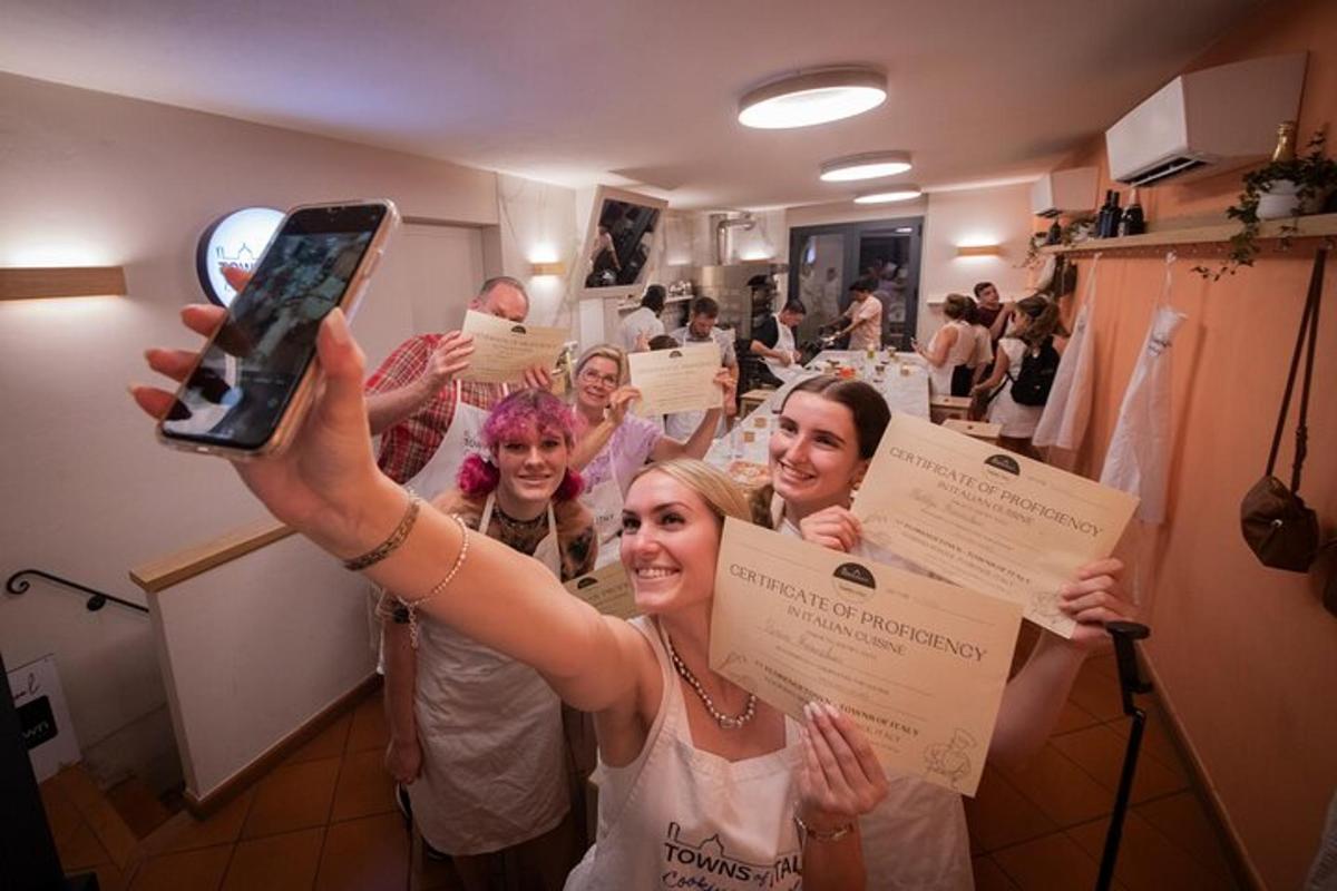 un grup de noies sostenint els seus certificats