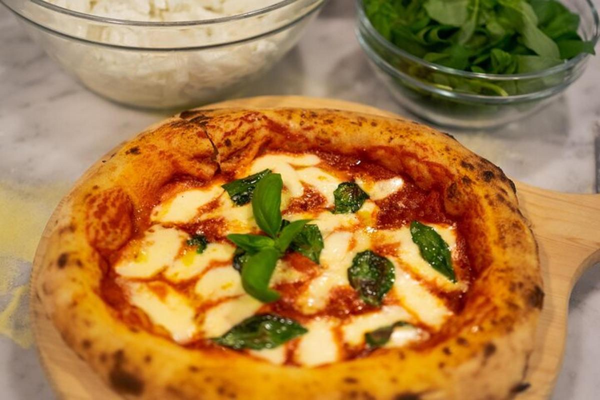 pizza ležící na dřevěném prkénku