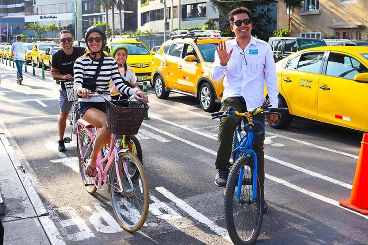một nhóm người đang đạp xe xuống phố