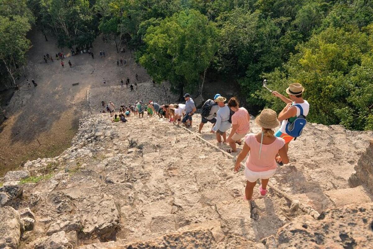 cilvēku grupa, kas kāpj augšup pa akmeņainu kalnu