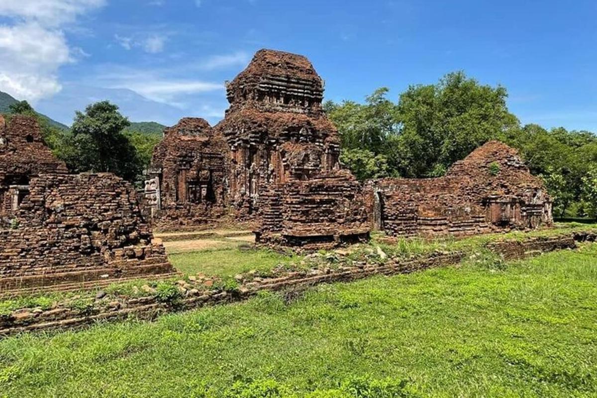 Unas antiguas ruinas de un edificio en un campo