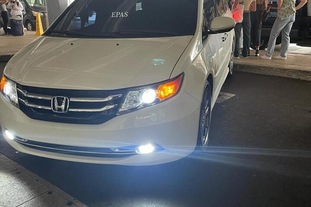 een witte auto geparkeerd aan de kant van een straat