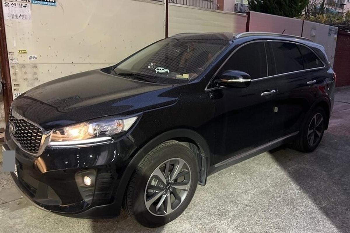 駐車場に駐車された黒いSUV