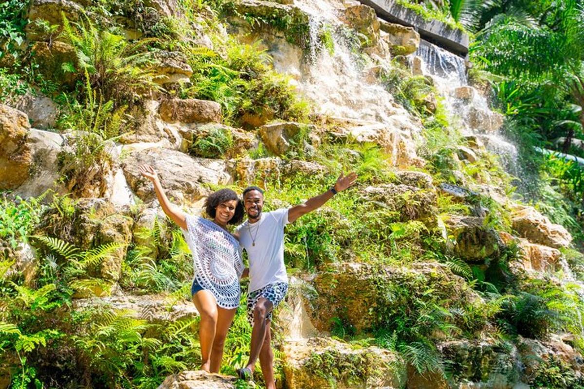 un uomo e una donna in piedi davanti a una cascata
