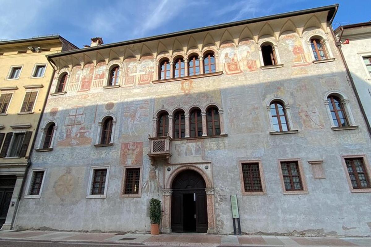 an old building with a bunch of windows
