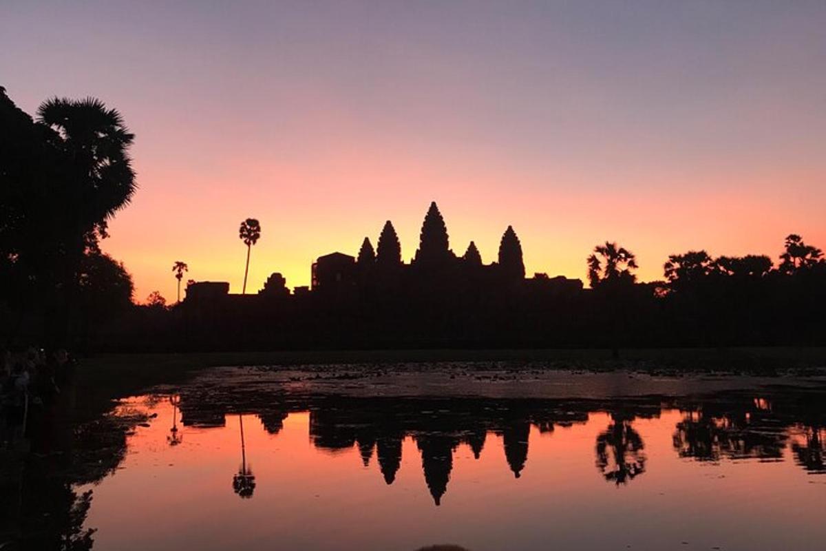 en silhuett av et tempel ved solnedgang