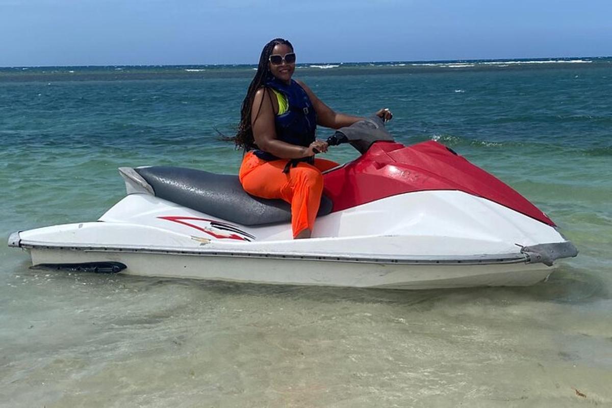 Una mujer sentada en una moto acuática en el agua
