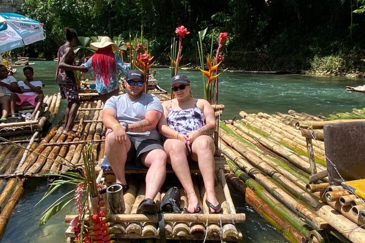 Un hombre y una mujer sentados en una balsa en un río