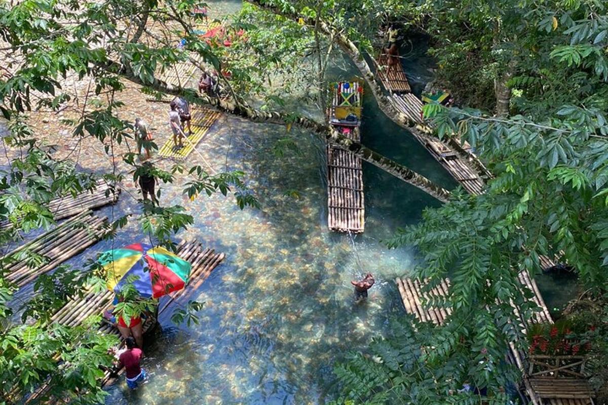un paseo en un parque de atracciones con una montaña rusa