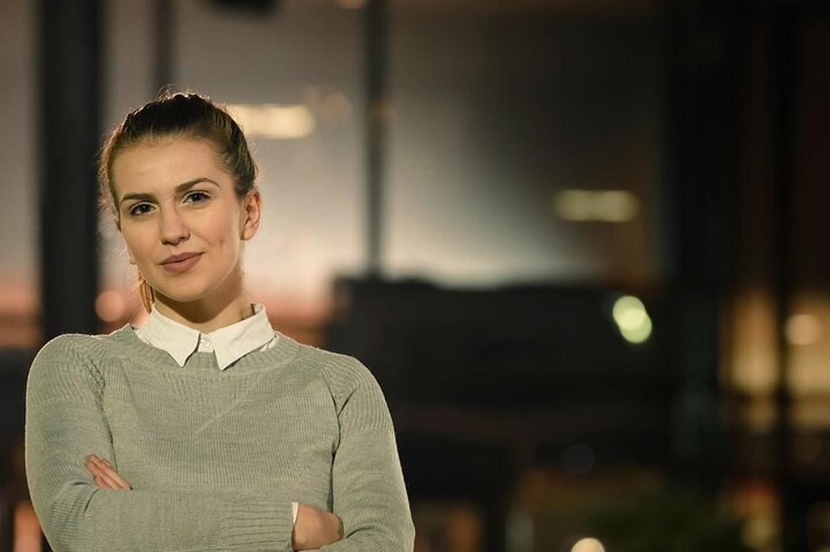žena stojí se zkříženýma rukama