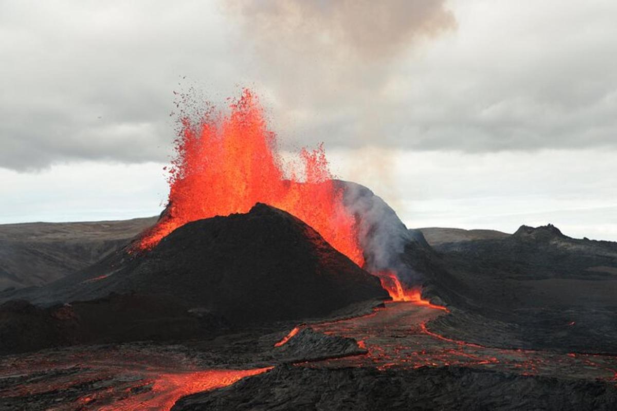 un vulcano con lava rossa che fuoriesce