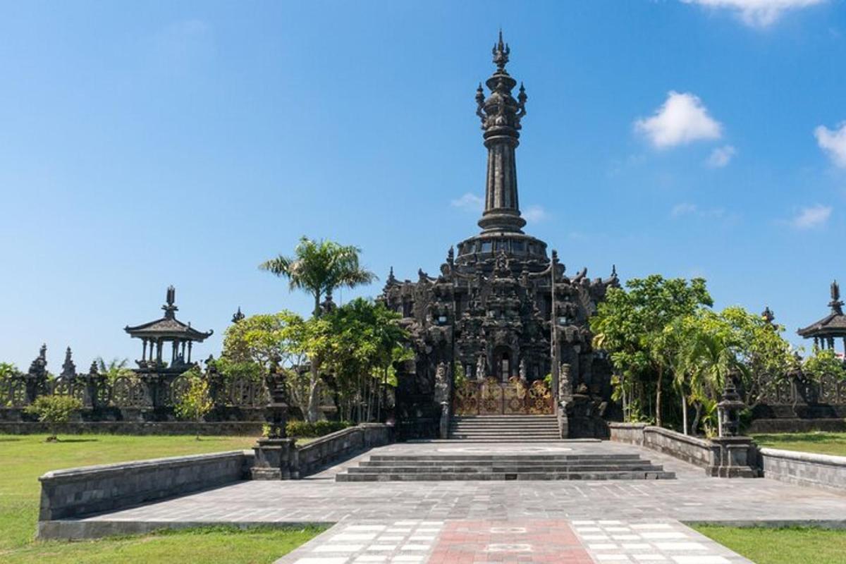 sebuah monumen di tengah-tengah taman