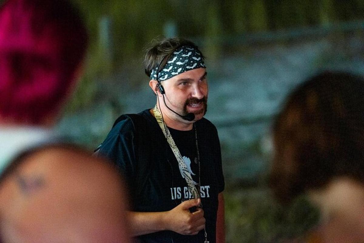 um homem com uma bandana na cabeça com
