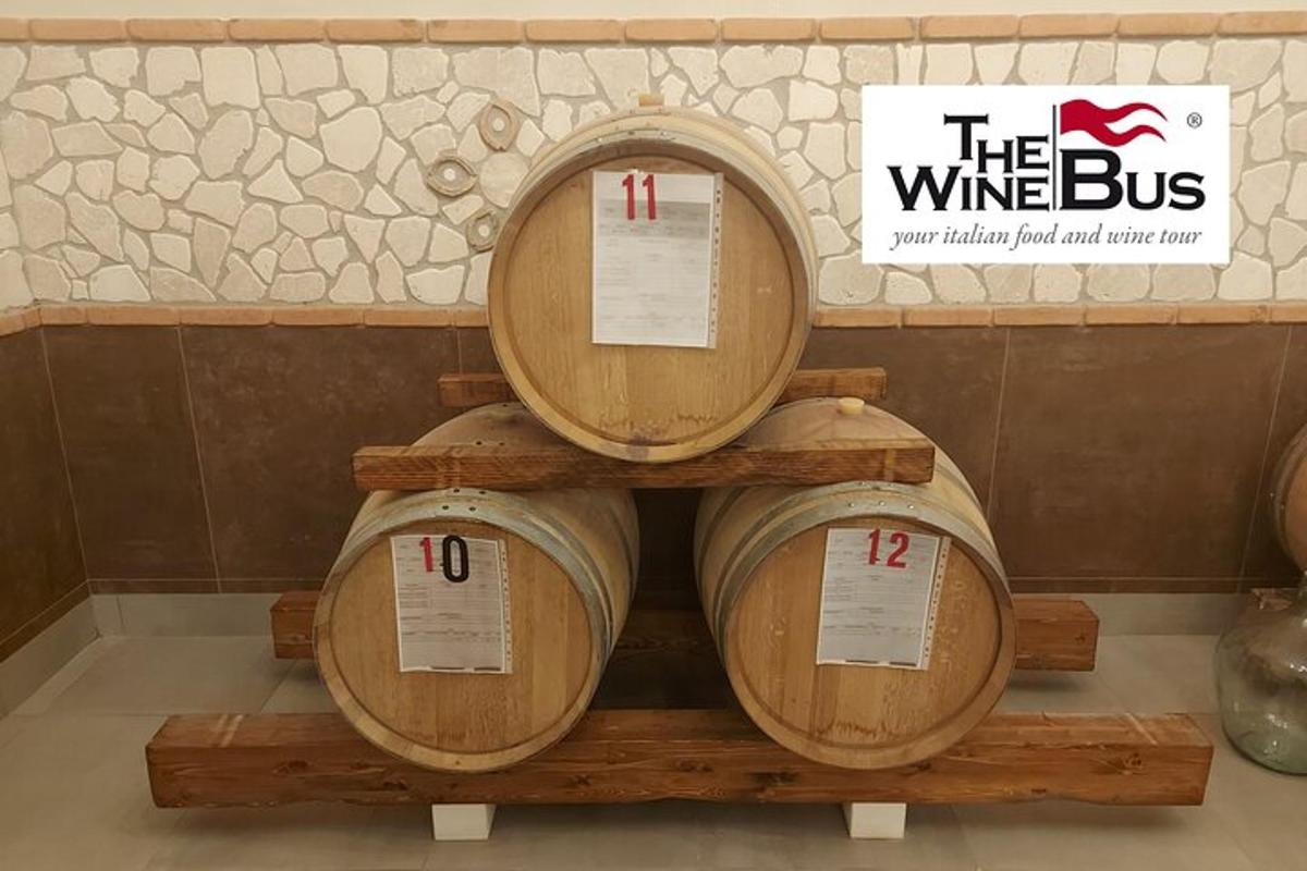 un mucchio di botti di vino accatastate l'una sull'altra