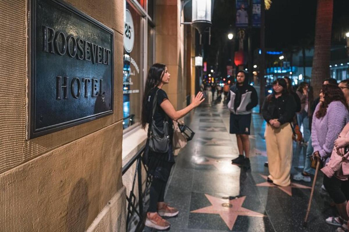 una dona dreta davant d'un hotel al carrer