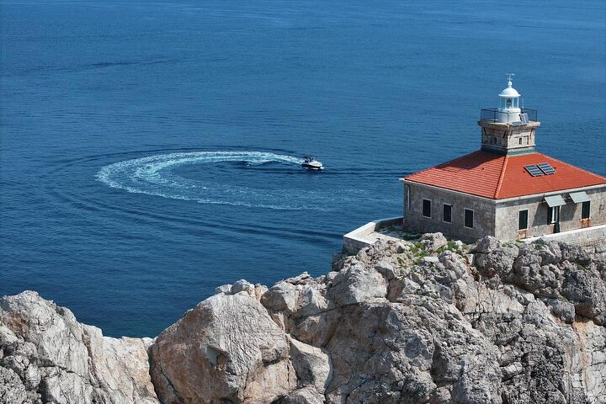 ένας φάρος στην άκρη ενός γκρεμού