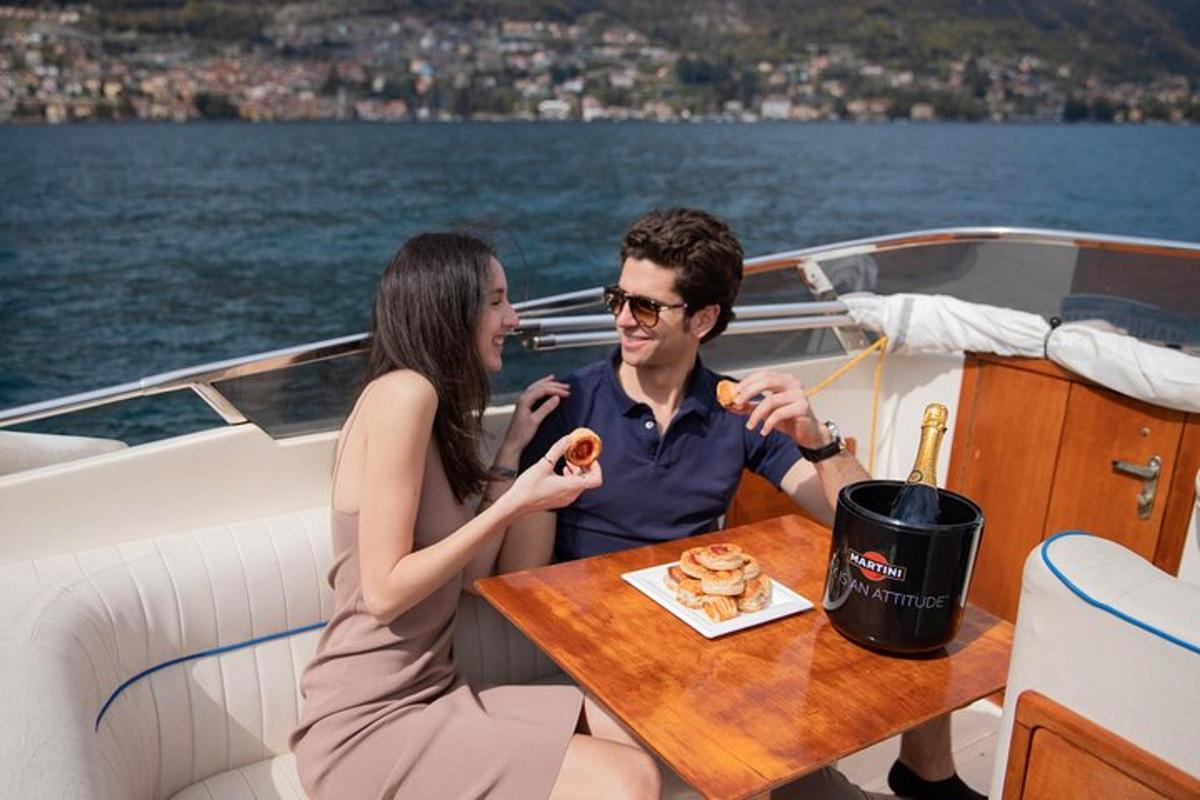 Un hombre y una mujer sentados en una mesa en un barco.