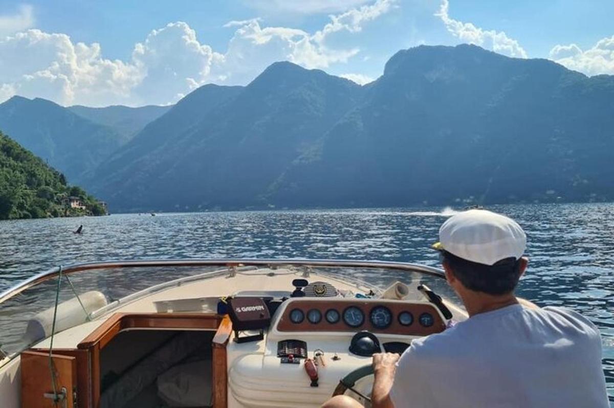 seorang pria di atas perahu di perairan