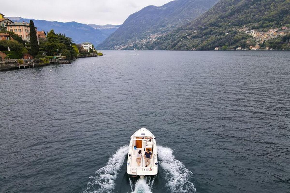 Un barco en un lago con montañas al fondo