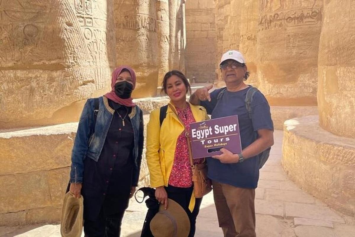 un gruppo di tre persone in piedi davanti a un tempio