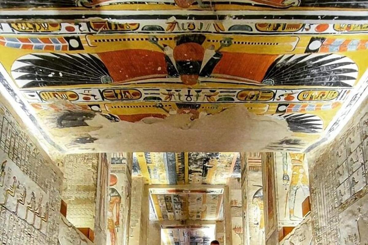 un soffitto di un edificio con un dipinto sopra