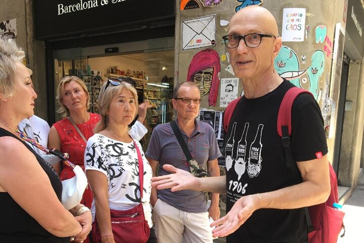 hópur fólks stendur fyrir utan verslun