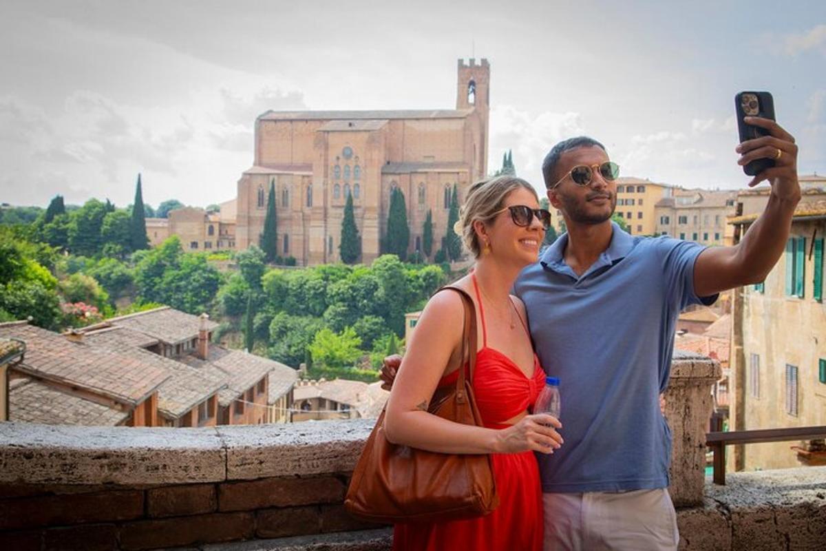 um homem e uma mulher tirando uma foto de uma cidade