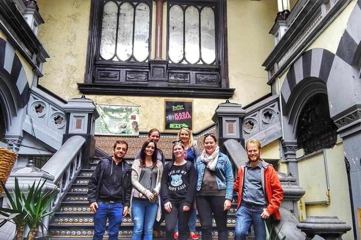 Un grupo de personas de pie frente a un edificio.