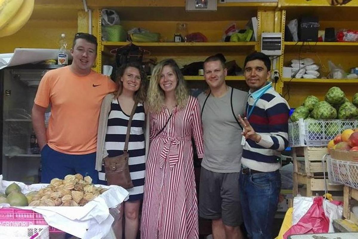 un gruppo di persone in posa per una foto in un supermercato