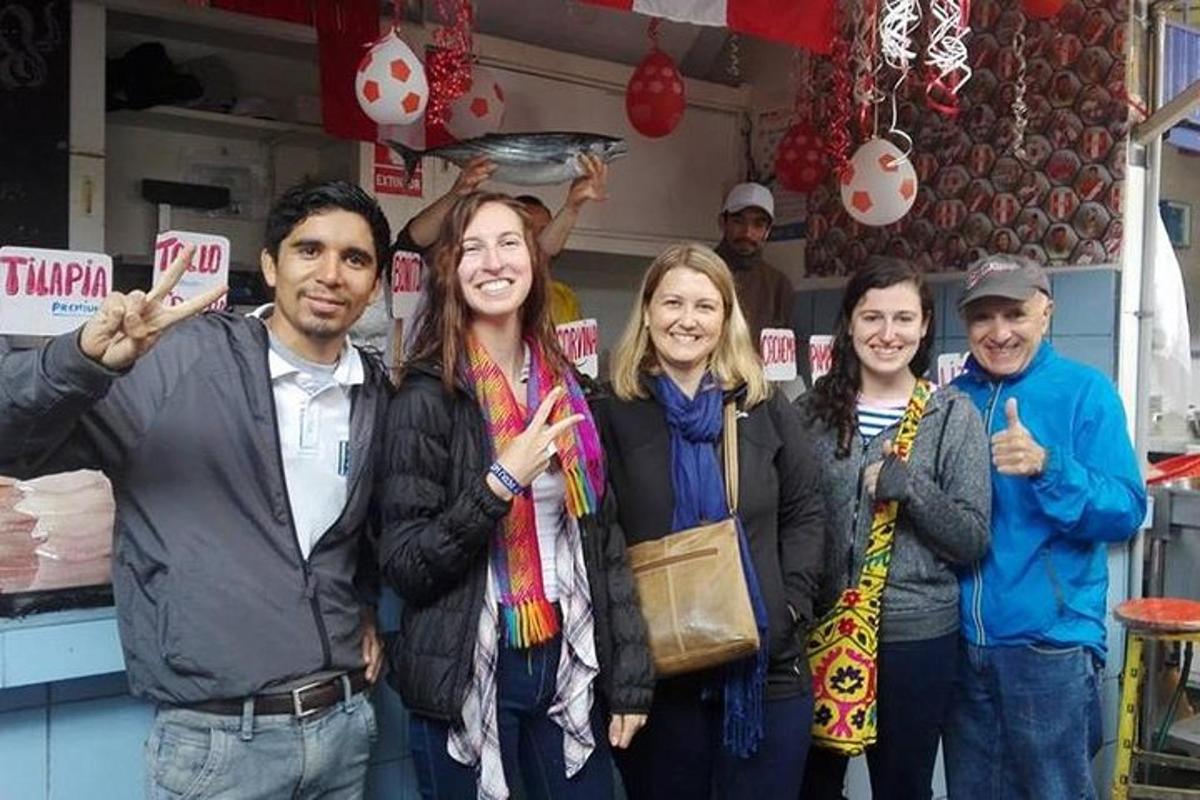 un gruppo di persone che posano per una foto in un negozio