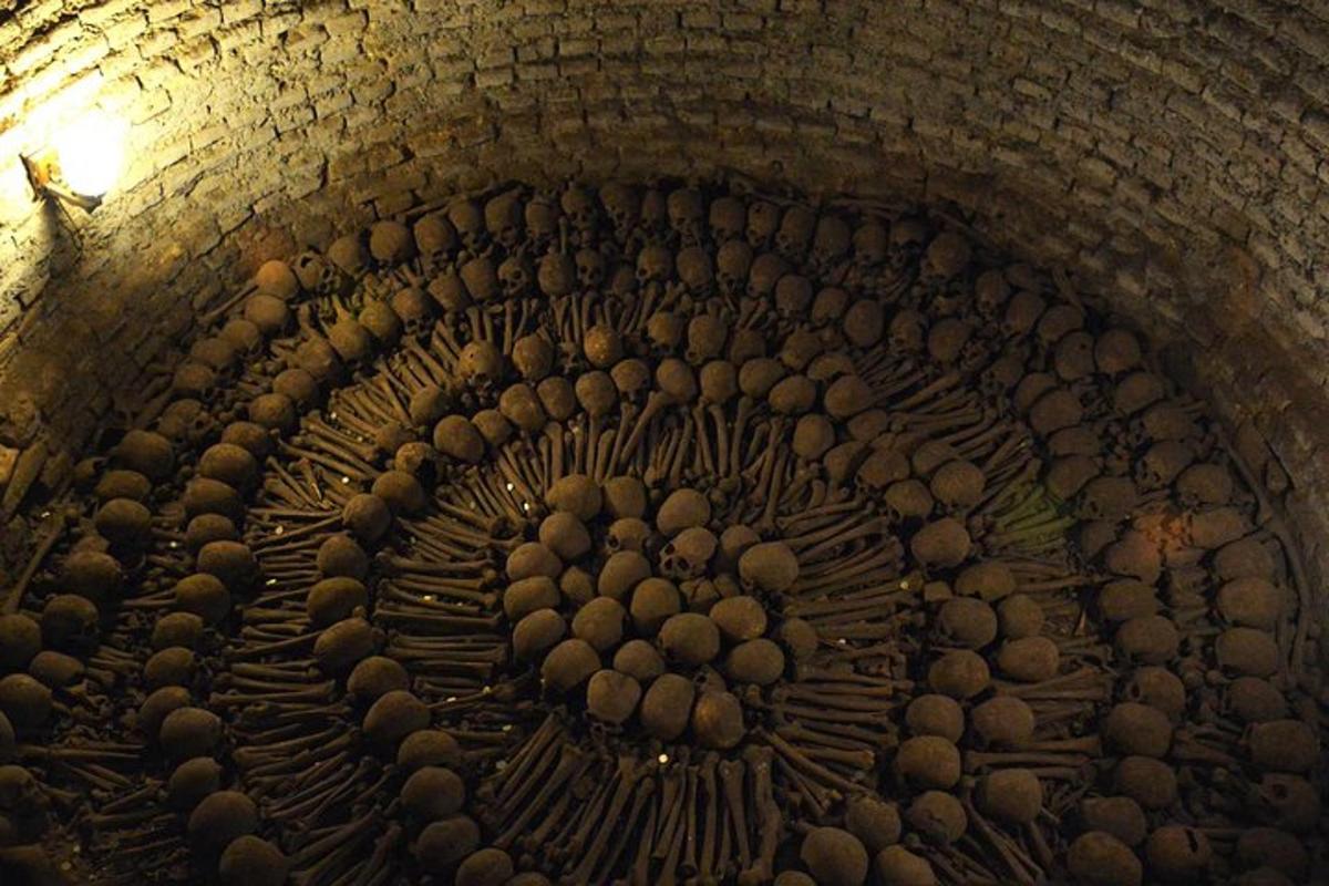 un tunnel con un mucchio di frutta sopra