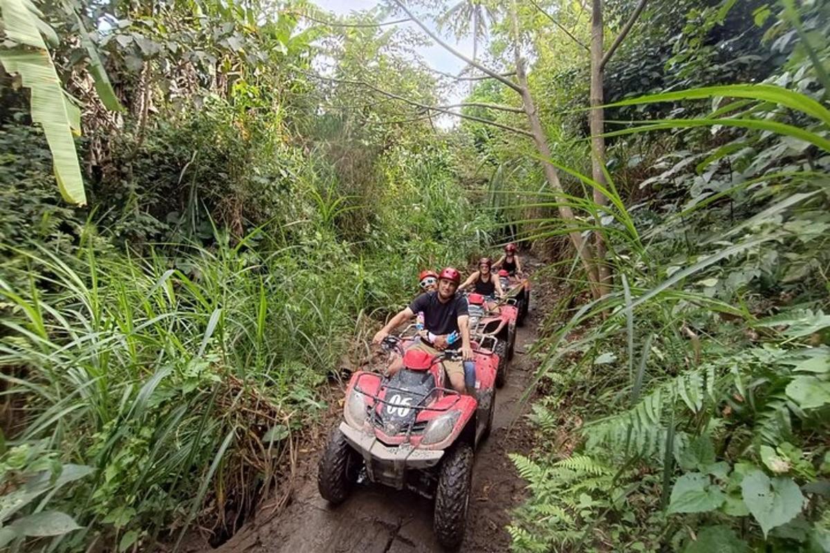 un grup de persones que van en un quad al bosc