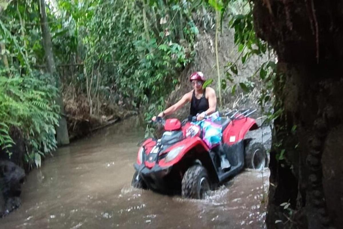una persona que va en una barca de rodes a l'aigua