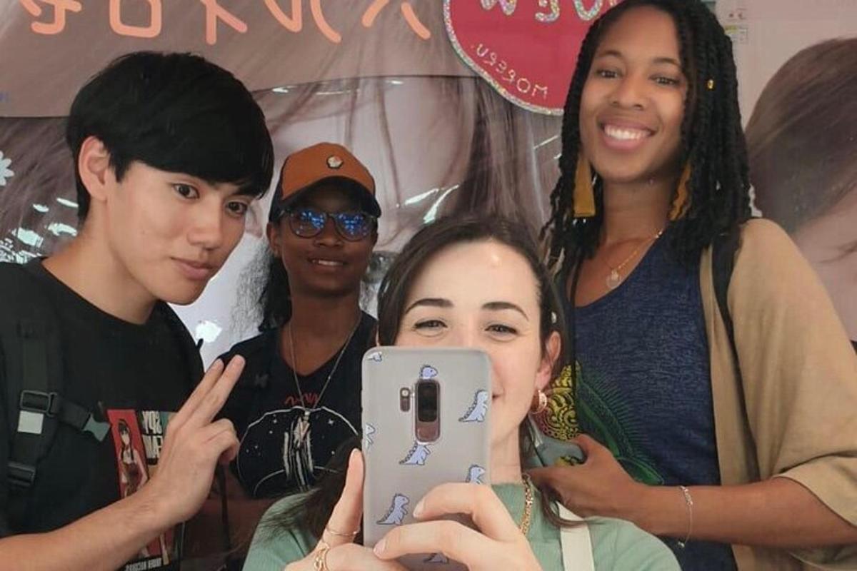 un gruppo di giovani che scattano una foto con un cellulare