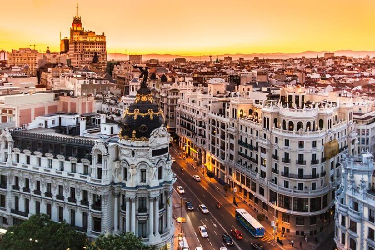 un paysage urbain d'une ville au coucher du soleil avec du trafic